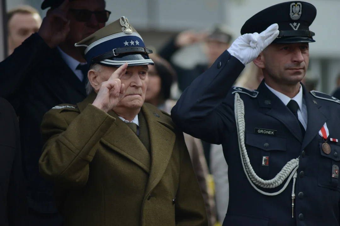 Narodowe Święto Niepodległości w Tarnobrzegu. Uroczystości przy pomniku Marszałka Józefa Piłsudskiego. - 104 lata temu narodziła się nowoczesna Polska - mówi prezydent miasta Dariusz Bożek [ZDJĘCIA - CZĘŚĆ 1]