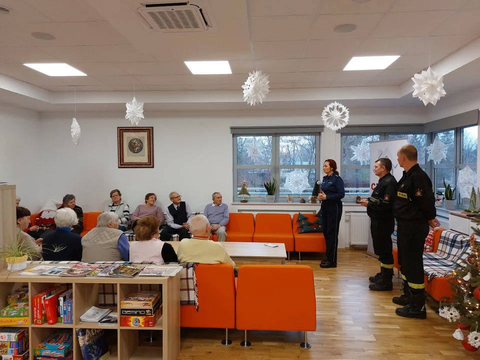 Spotkanie policjantów i strażaków z seniorami w Kolbuszowej