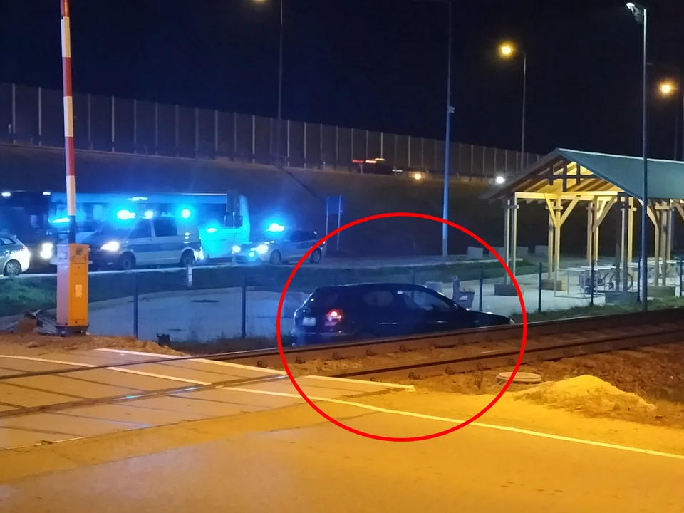Policja o pościgu ulicami Głogowa Małopolskiego. Kierowca i pasażer uciekli w kierunku lasu. Czy zostali zatrzymani? [AKTUALIZACJA - ZDJĘCIA] - Zdjęcie główne