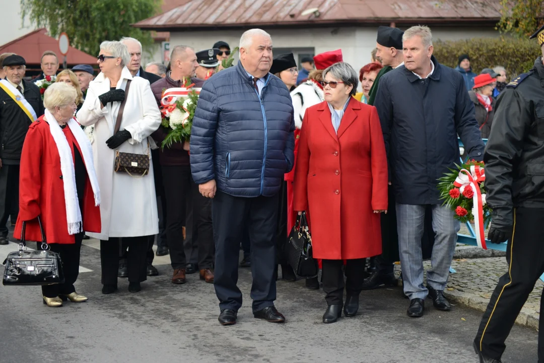 Narodowe Święto Niepodległości w Tarnobrzegu. Uroczystości przy pomniku Marszałka Józefa Piłsudskiego. - 104 lata temu narodziła się nowoczesna Polska - mówi prezydent miasta Dariusz Bożek [ZDJĘCIA - CZĘŚĆ 1]