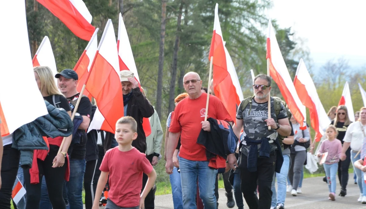 "Do flagi marsz". Ponad stuosobowa grupa weszła z biało-czerwonymi flagami na Holicę [ZDJĘCIA] - Zdjęcie główne
