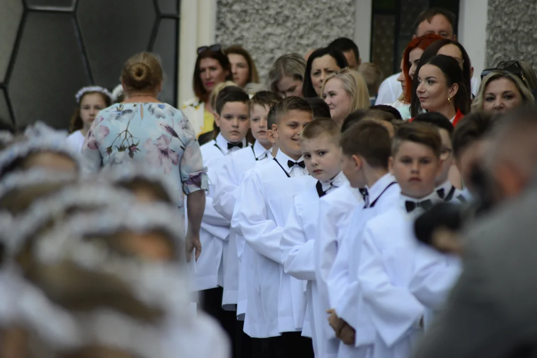 Pierwsza Komunia Święta dzieci ze Szkoły Podstawowej numer 10 w Tarnobrzegu. Parafia Matki Bożej Nieustającej Pomocy
