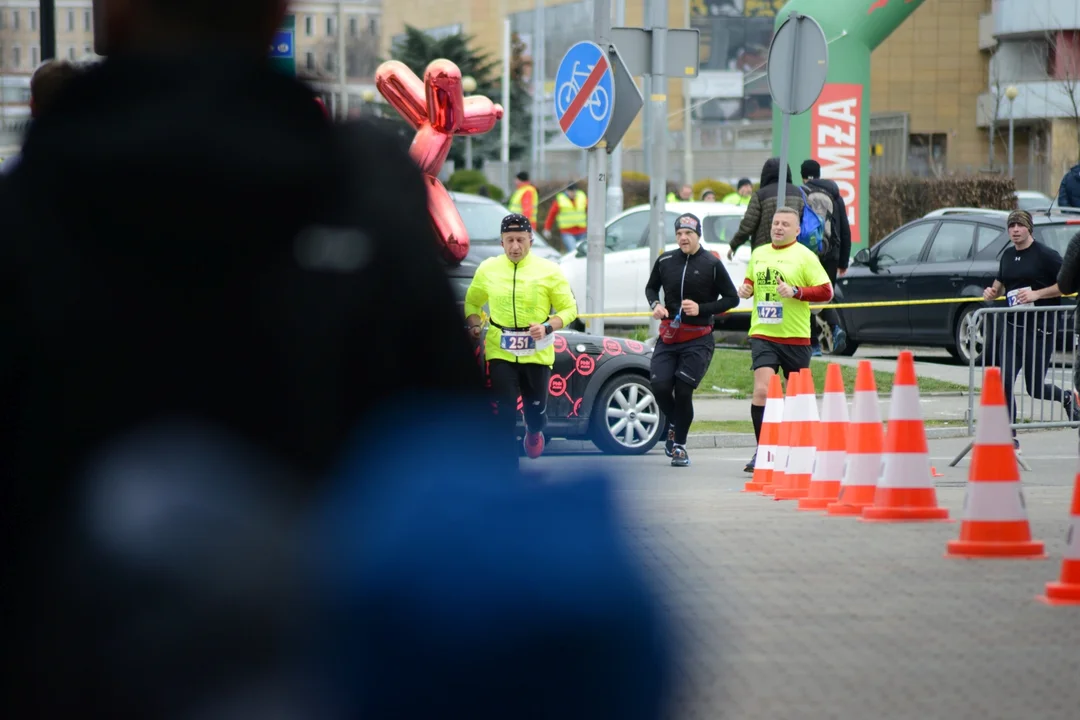 Mnóstwo biegaczy z całego regionu i nie tylko na 16. PKO Półmaratonie Rzeszowskim oraz 8. PKO Sztafecie Półmaratońskiej - zdjęcia część 2