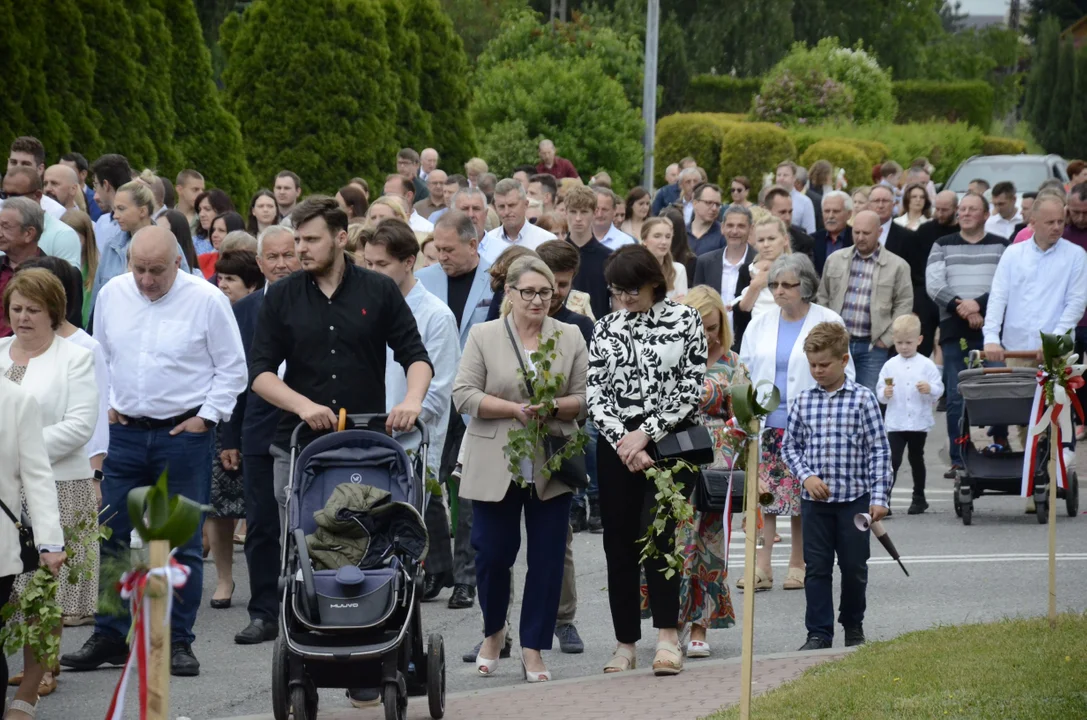 Uroczysta procesja w parafii pw. św. Brata Alberta w Kolbuszowej. Wierni wyszli na ulice Kolbuszowej [ZDJĘCIA] - Zdjęcie główne