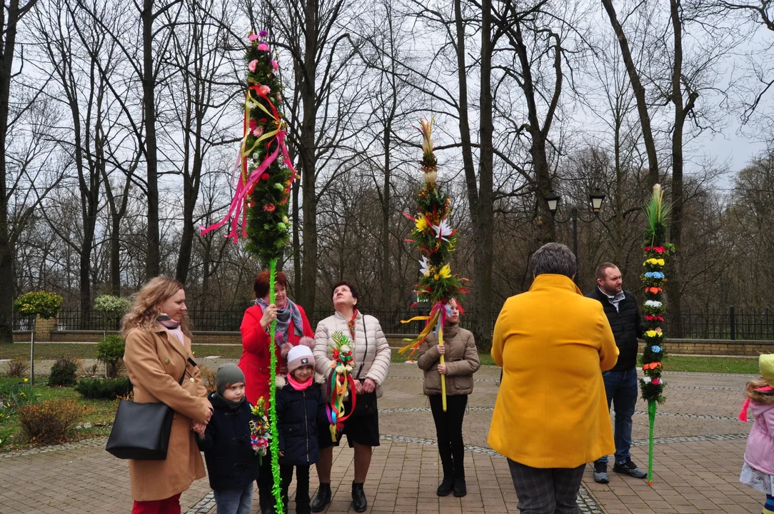 Parafianie w Przecławiu świętowali z pięknymi palmami własnego wykonania