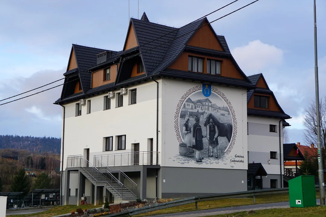 Mural na budynku urzędu gminy w Lutowiskach