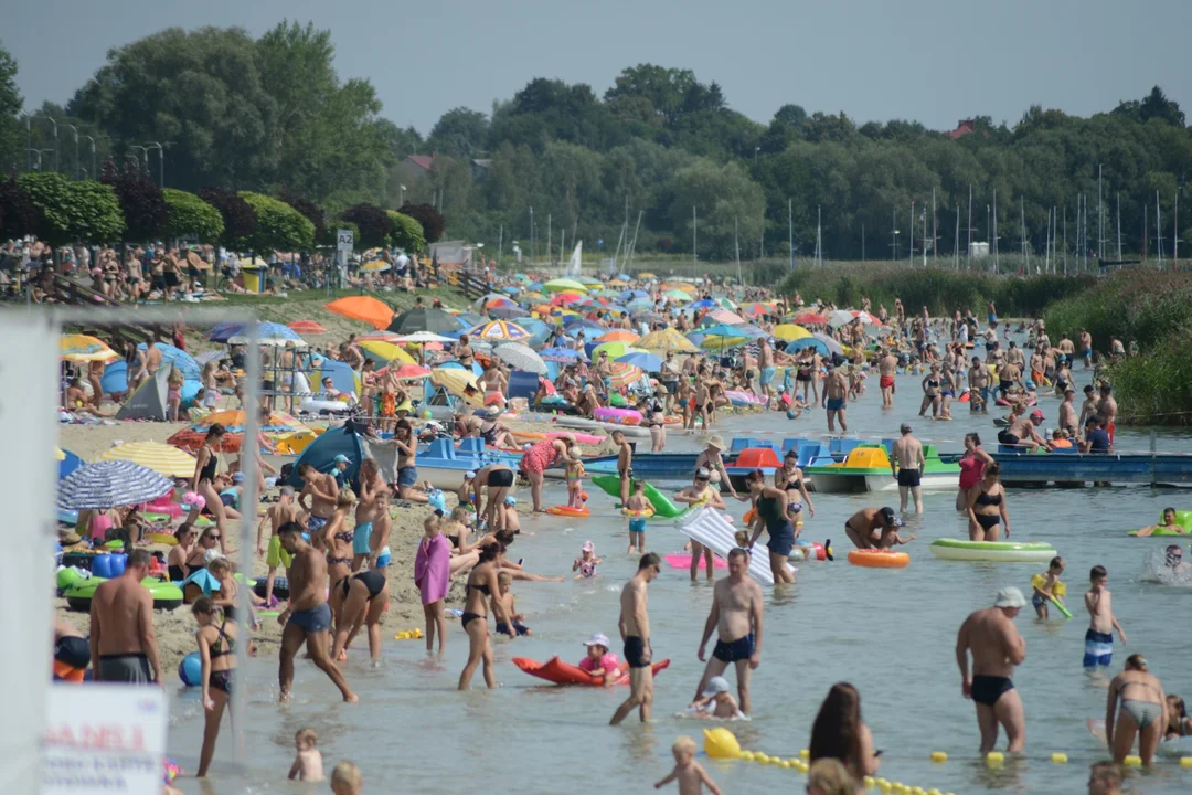 Jezioro Tarnobrzeskie przeżywało w sobotę prawdziwe oblężenie. Kilkadziesiąt tysięcy osób na plaży [ZDJĘCIA] - Zdjęcie główne