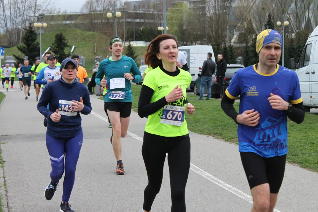 16. PKO Półmaraton Rzeszowski. Szczęśliwi biegacze na trasie oraz na meci