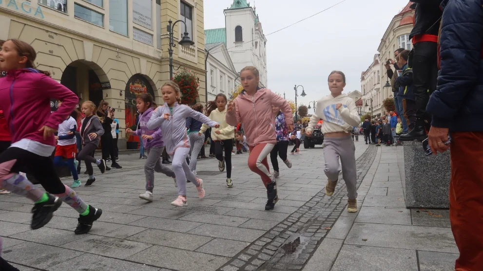 Biegi młodzieżowe 2022 w Rzeszowie. Mnóstwo uczestników [ZDJĘCIA, WIDEO]