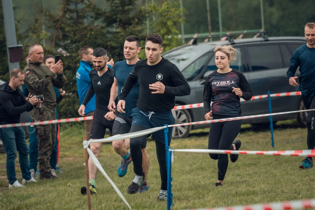 Bieg Harnasia w Wybrzeżu (gmina Dubiecko). Trudne przeszkody, woda i dobra zabawa