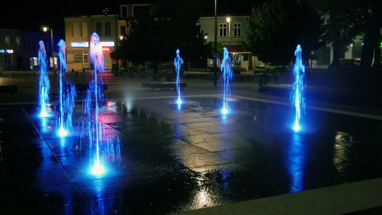 Tak prezentuje się wyremontowana mielecka fontanna w trybie dynamicznym [ZDJĘCIA - HARMONOGRAM DZIAŁANIA] - Zdjęcie główne