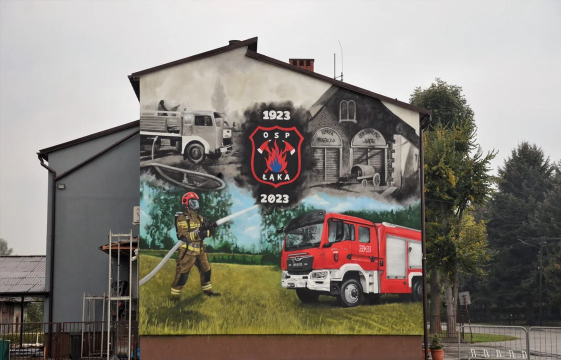 Niesamowity mural powstał na remizie OSP Łąka. Została na nim uwieczniona niemal 100-letnia historia jednostki [ZDJĘCIA] - Zdjęcie główne