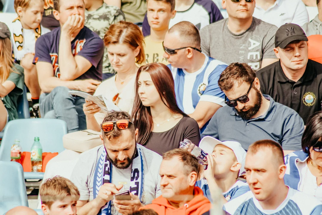 Pełny stadion podczas meczu Stal Mielec - Legia Warszawa. Kibicowałeś? Znajdź siebie [ZDJĘCIA KIBICÓW]