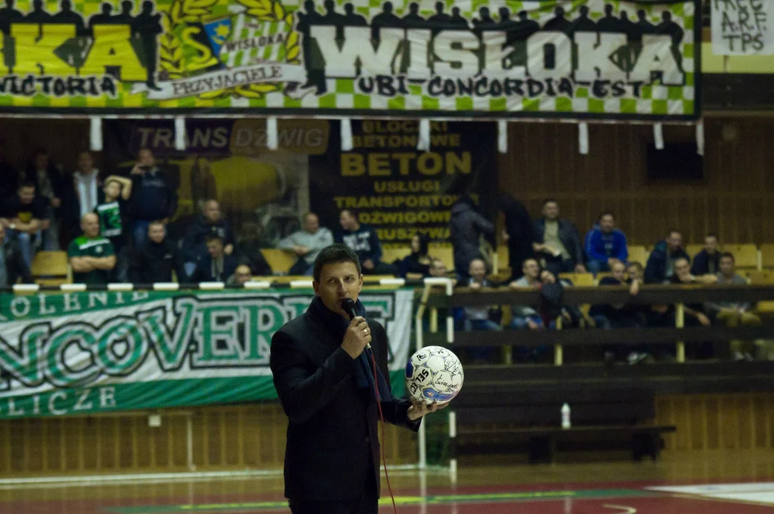 "Siarkowcy Dzieciakom 2013" - licytacje, kibice na trybunach, a na parkiecie - Mateusz Borek, Jacek Bąk, Mariusz Kukiełka, Cezary Kucharski, Tomasz Kłos i wielu innych