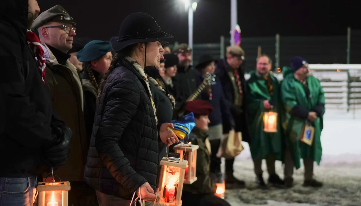 Betlejemskie Światło Pokoju przekazane na przejściu granicznym bieszczadzkiego oddziału SG. To wyraz wsparcia, jedności oraz pokoju - Zdjęcie główne