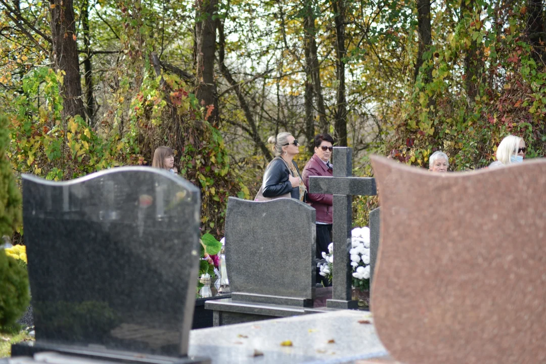 Dzień Wszystkich Świętych 2022: cmentarz parafialny i cmentarz na osiedlu Miechocin w Tarnobrzegu