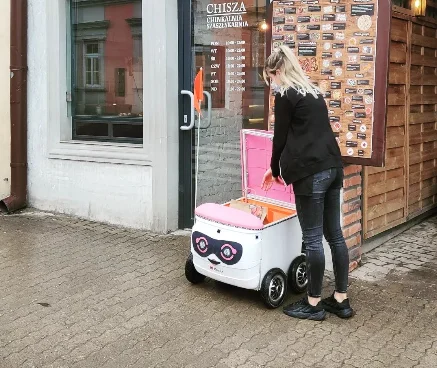 Robot "Kasia" z restauracji Hindy rozwozi rzeszowianom jedzenie