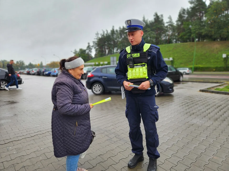 Mieleccy policjanci rozdają odblaski seniorom