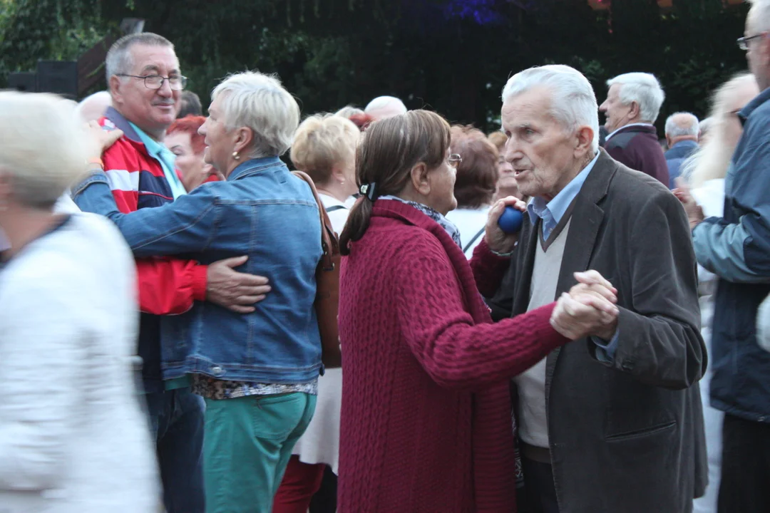 Korowód seniorów i potańcówka miejska w Parku Jedności Polonii z Macierzą