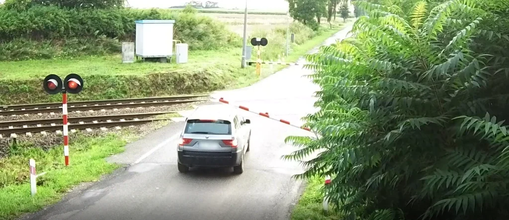 Wjechał na przejazd kolejowy! Wszystko zostało nagrane