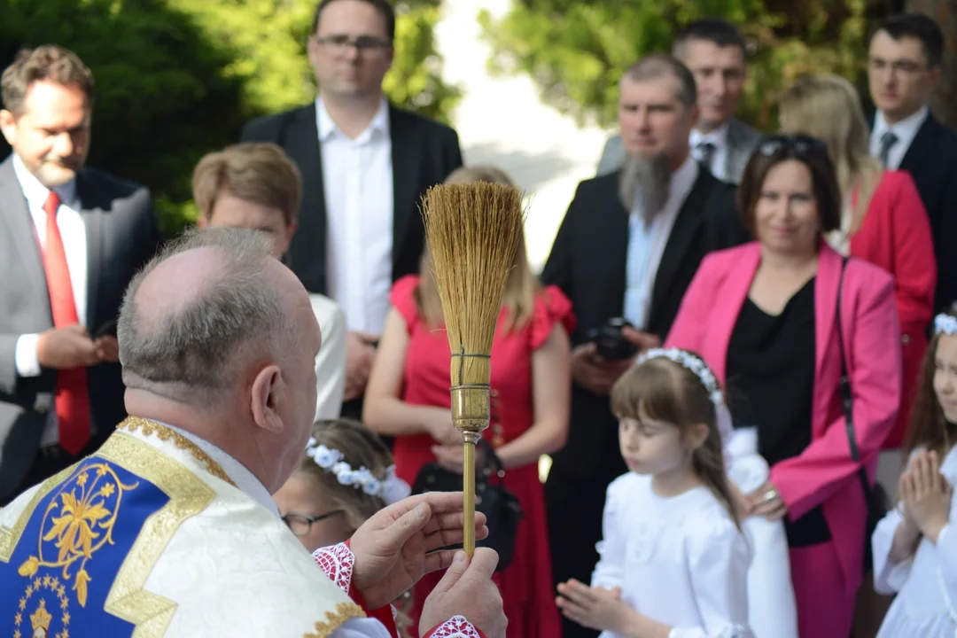 Pierwsza Komunia Święta dzieci ze Szkoły Podstawowej numer 10 w Tarnobrzegu. Parafia Matki Bożej Nieustającej Pomocy