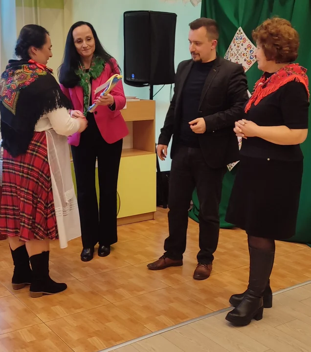Przedszkolaki prezentują swoje talenty