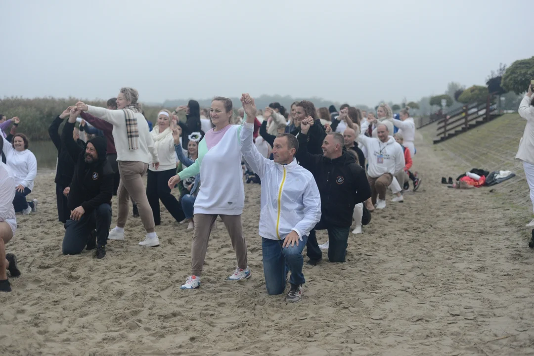 "Jezioro Aniołów" nad Jeziorem Tarnobrzeskim - zatańczyli poloneza na plaży