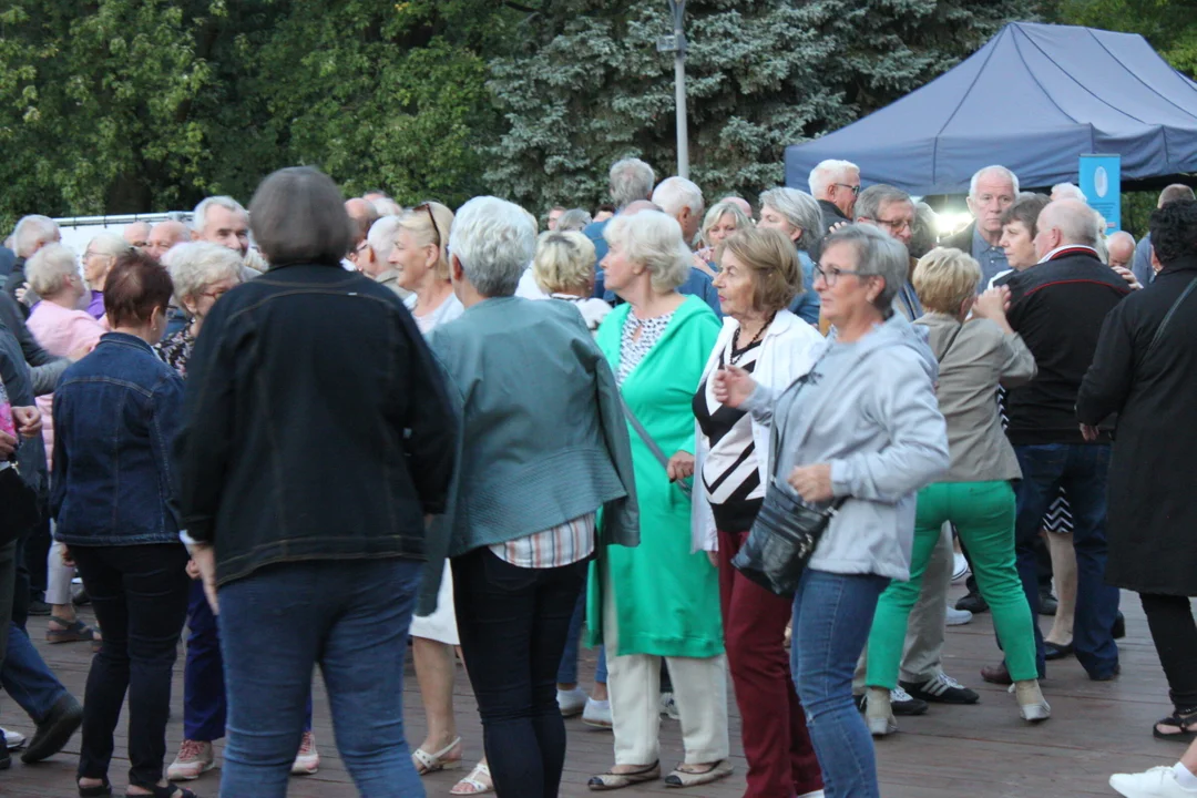 Korowód seniorów i potańcówka miejska w Parku Jedności Polonii z Macierzą