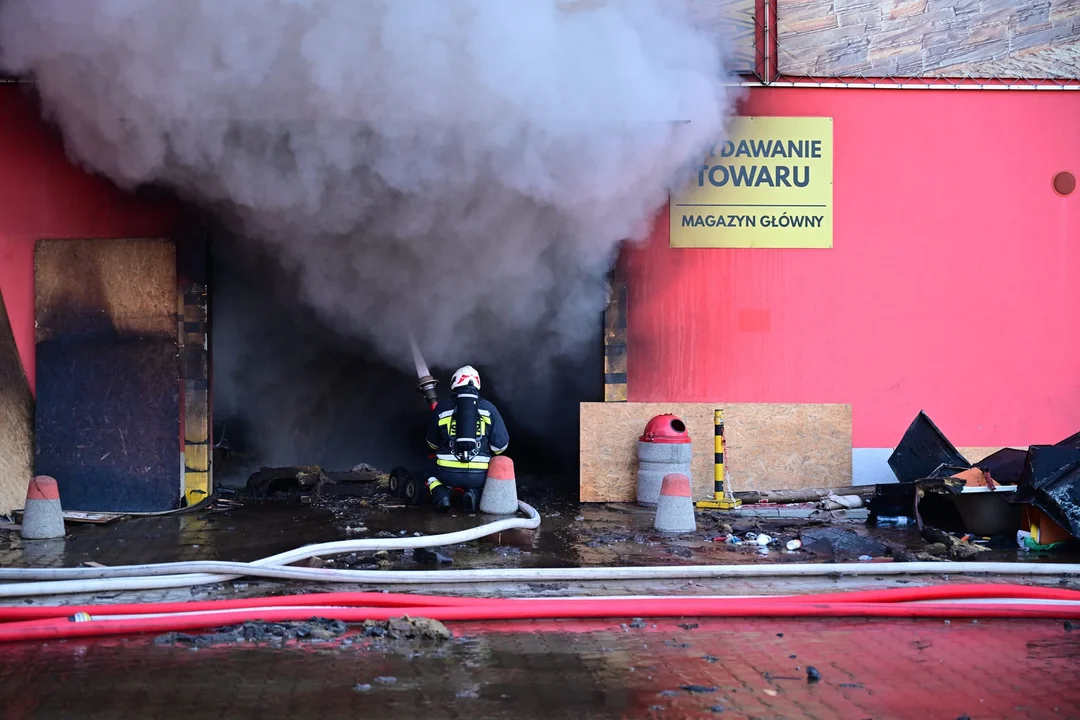 Pożar marketu budowlanego w Krośnie - akcja gaśnicza strażaków