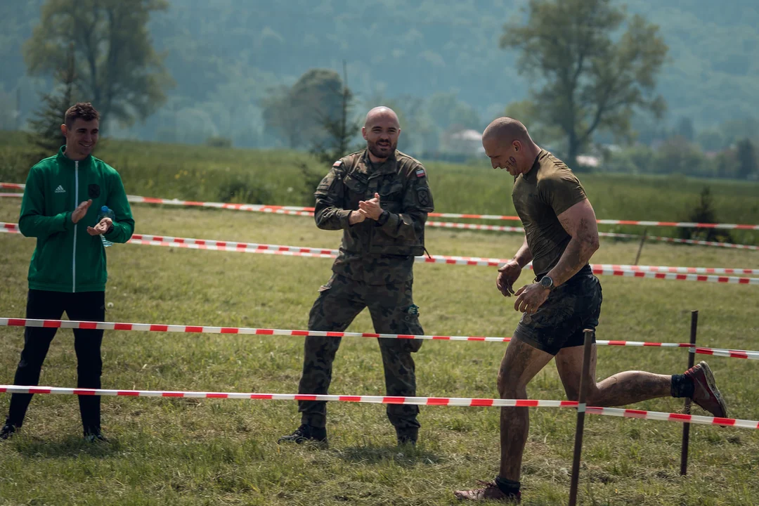 Bieg Harnasia w Wybrzeżu (gmina Dubiecko). Trudne przeszkody, woda i dobra zabawa