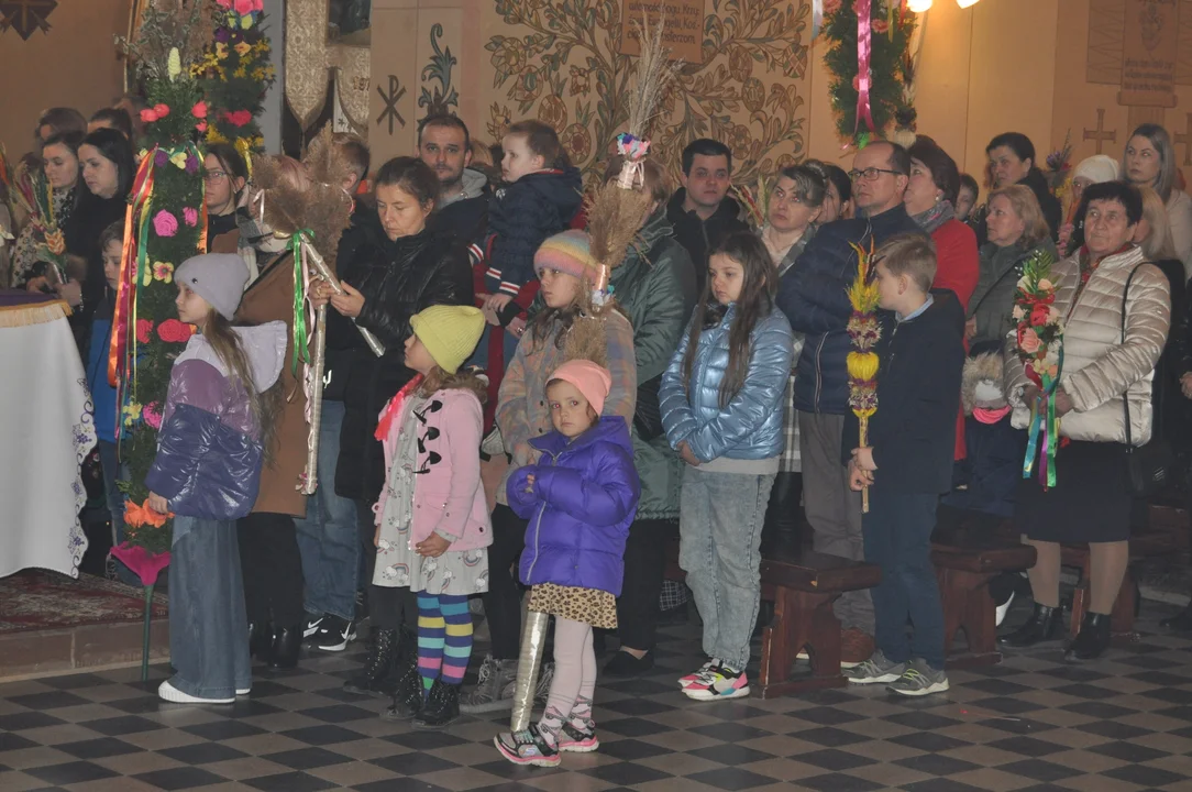 Parafianie w Przecławiu świętowali z pięknymi palmami własnego wykonania