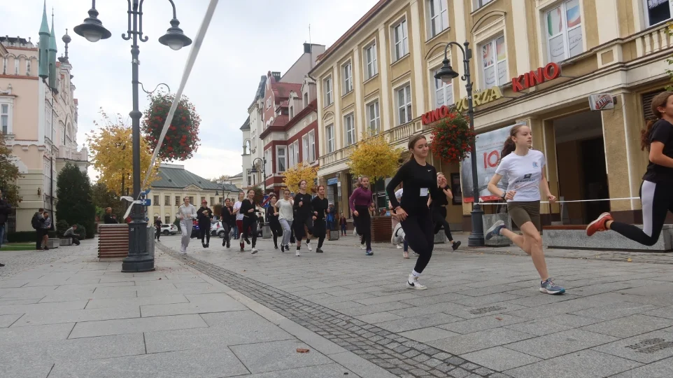 Biegi młodzieżowe 2022 w Rzeszowie. Mnóstwo uczestników [ZDJĘCIA, WIDEO]