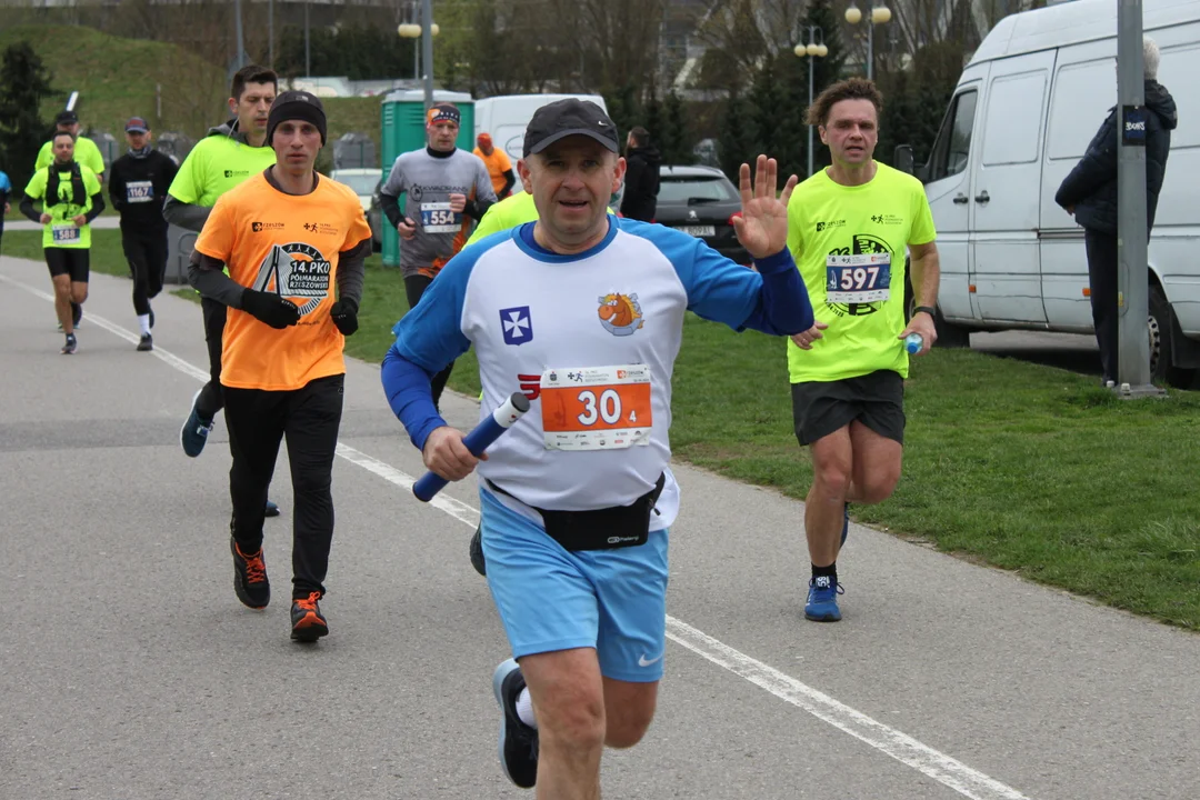 16. PKO Półmaraton Rzeszowski. Szczęśliwi biegacze na trasie oraz na meci