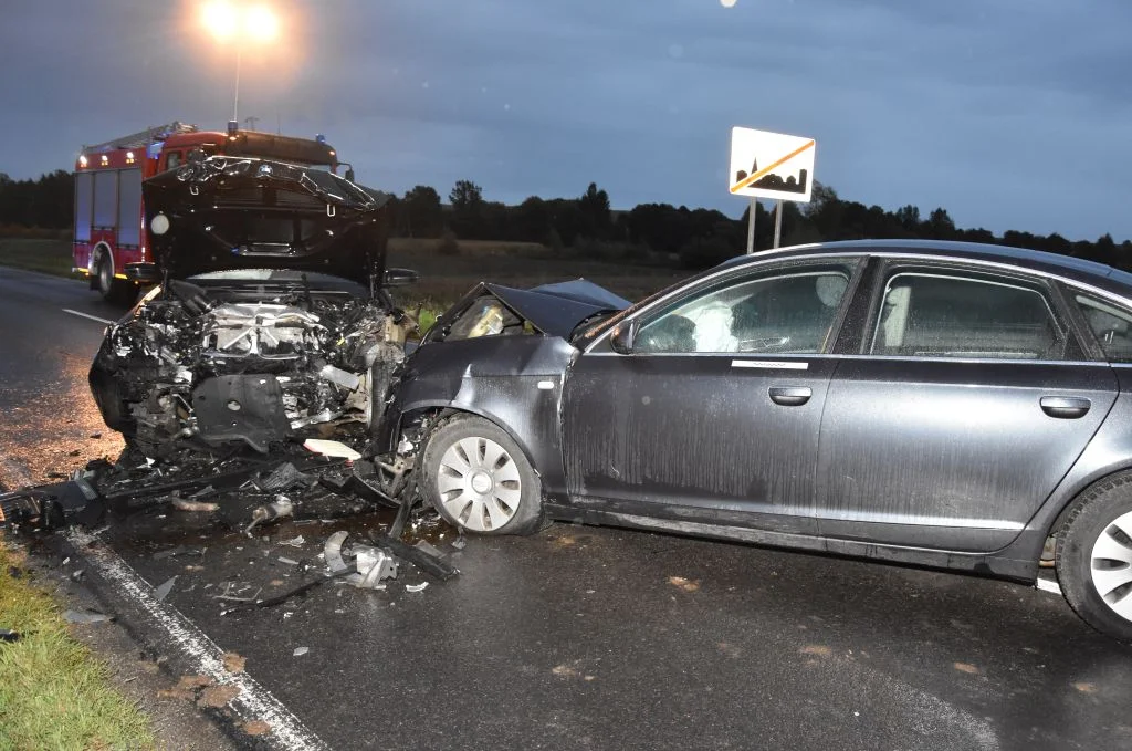 Czołowe zderzenie BMW z Audi w Tyniowicach. Dwie osoby w szpitalu [ZDJĘCIA] - Zdjęcie główne