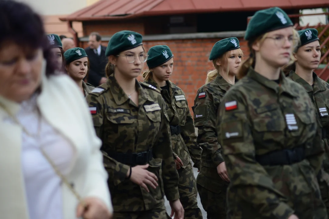 Narodowe Święto Niepodległości w Tarnobrzegu. Uroczystości przy pomniku Marszałka Józefa Piłsudskiego. - 104 lata temu narodziła się nowoczesna Polska - mówi prezydent miasta Dariusz Bożek [ZDJĘCIA - CZĘŚĆ 1]