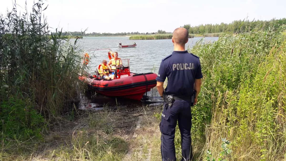 Służby ratunkowe nad zbiornikiem w Otałęży [ZDJĘCIA] - Zdjęcie główne