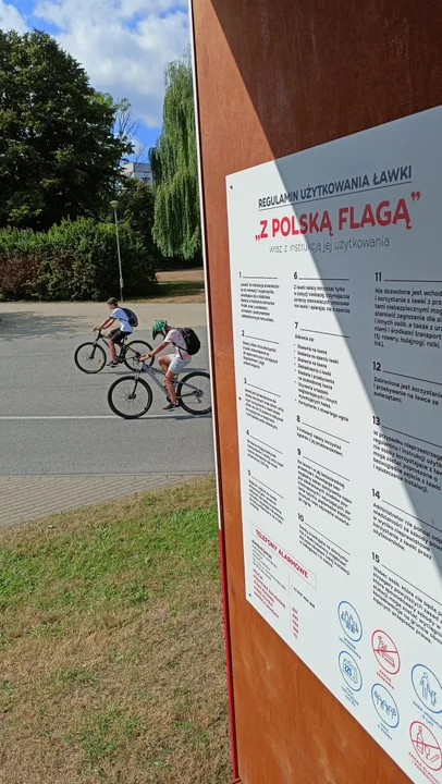 Nowa ławka na rzeszowskich Bulwarach "z polską flagą"