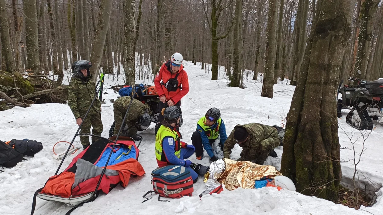 Podczas wędrówki w paśmie granicznym Bieszczadów doznał urazu. Poszkodowanemu pomocy udzielili pogranicznicy i ratownicy GOPR-u [ZDJĘCIA] - Zdjęcie główne