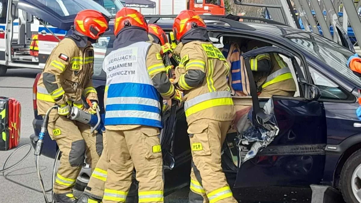 „Poważny wypadek drogowy z poszkodowanymi”. W Lesku odbyły się pokazy służb ratunkowych [ZDJĘCIA] - Zdjęcie główne