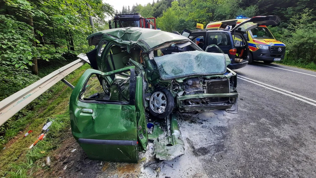 Wypadek w Niebylcu. Jedna osoba nie żyje a 9 rannych po czołowym zderzeniu dwóch samochodów [ZDJĘCIA] - Zdjęcie główne