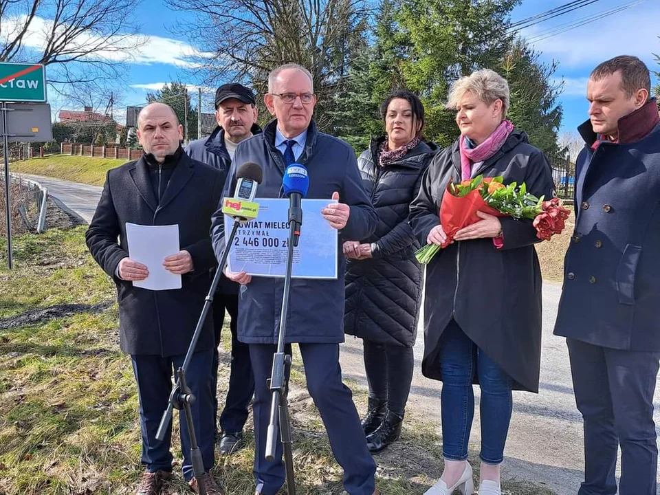 Konferencja prasowa, przyznanie dotacji na remont osuwiska w Podolu