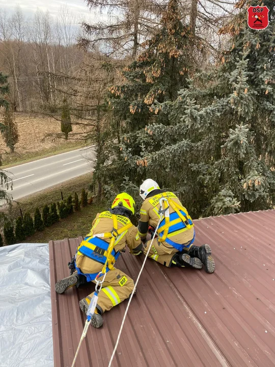 OSP Przybyszówka w akcji przy uszkodzonym dachu
