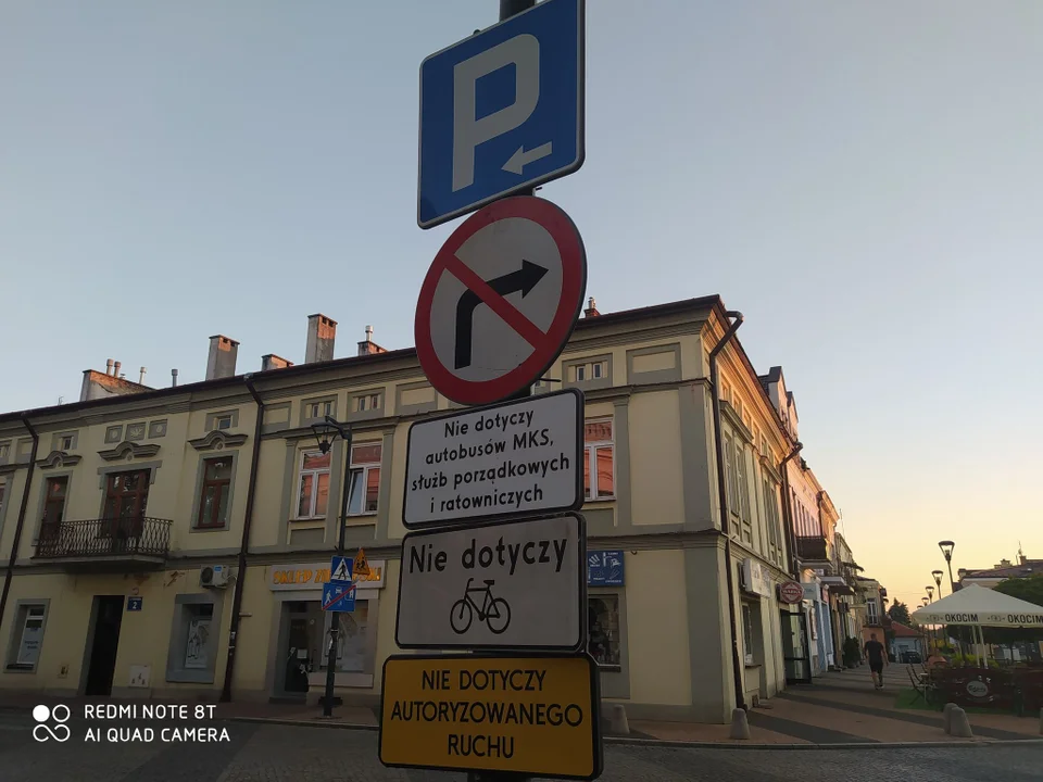 Kartki "Stop zamknięcia Rynku" wiszą na sklepach przy Rynku