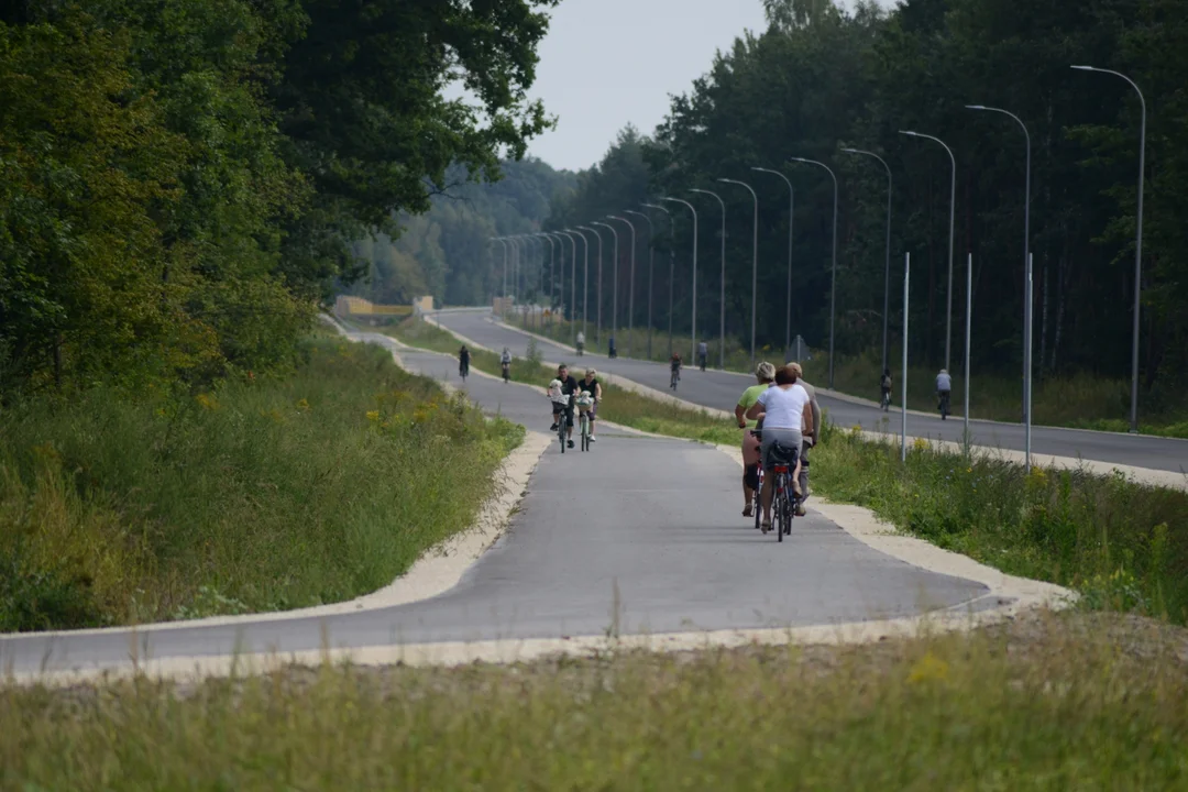 Obwodnica Tarnobrzega - budowa, biegacze i rowerzyści na trasie