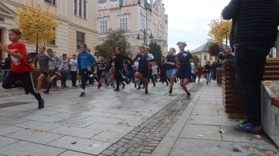 Biegi młodzieżowe 2022 w Rzeszowie. Mnóstwo uczestników [ZDJĘCIA, WIDEO]