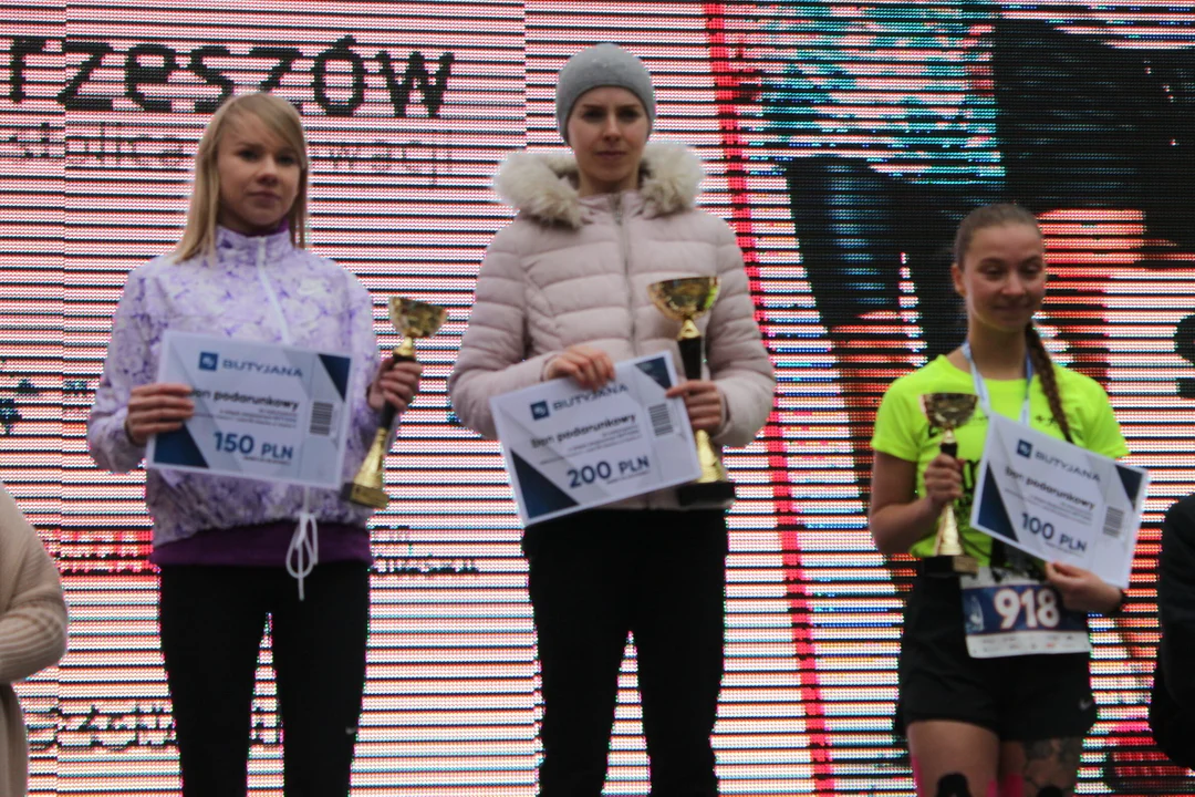 PKO Półmaraton Rzeszowski. Zwycięzcy na podium na skwerze Millenium Hall