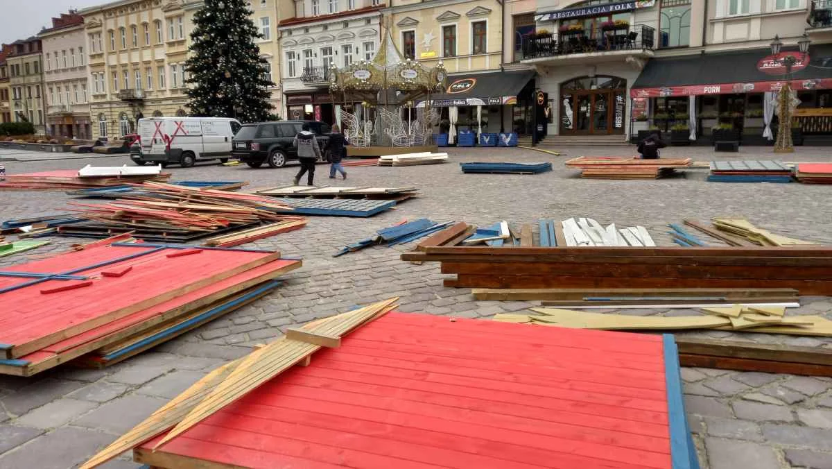 Montaż Świątecznego Miasteczka na rynku w Rzeszowie