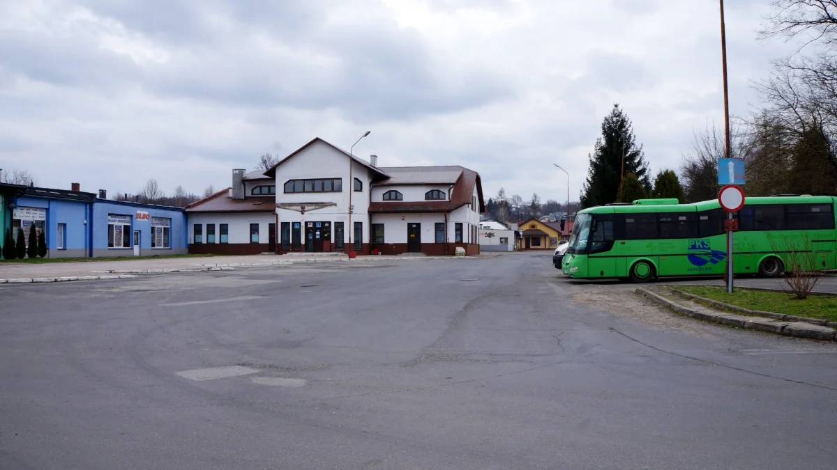 Drugi etap prac na dworcu autobusowym w Lesku. Gmina szuka wykonawcy zadaszenia nad stanowiskami - Zdjęcie główne