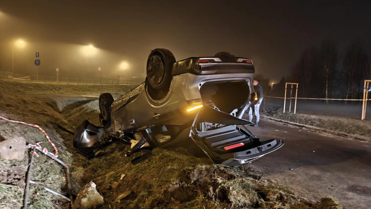 Dachowanie samochodu na rondzie Kuronia w Rzeszowie
