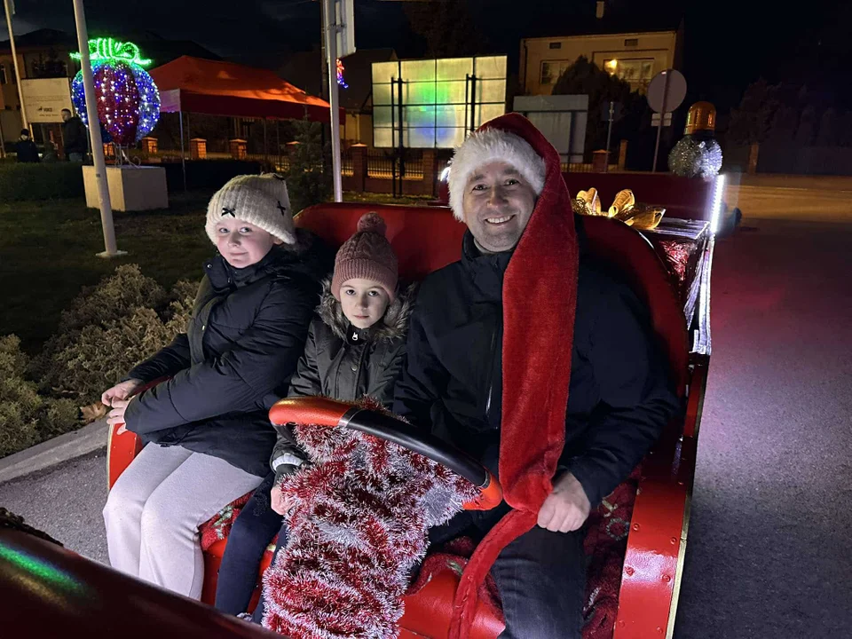 Spotkanie z Mikołajek pod urzędem miejskim